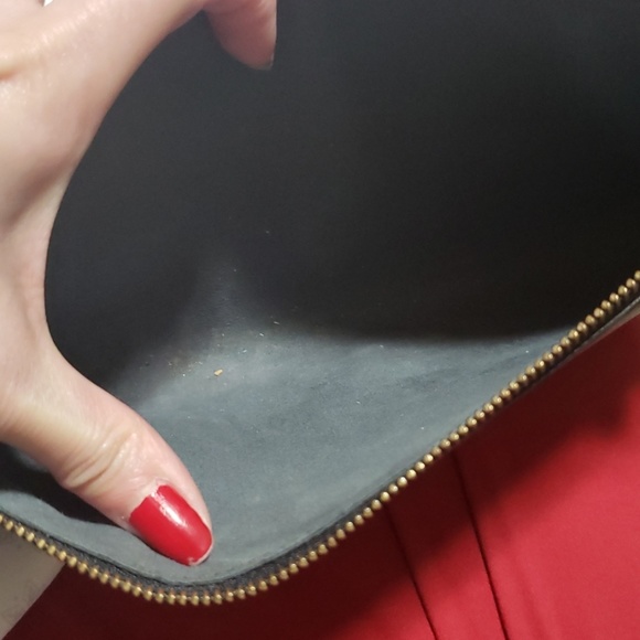 Louis Vuitton - Picture 2 of 4